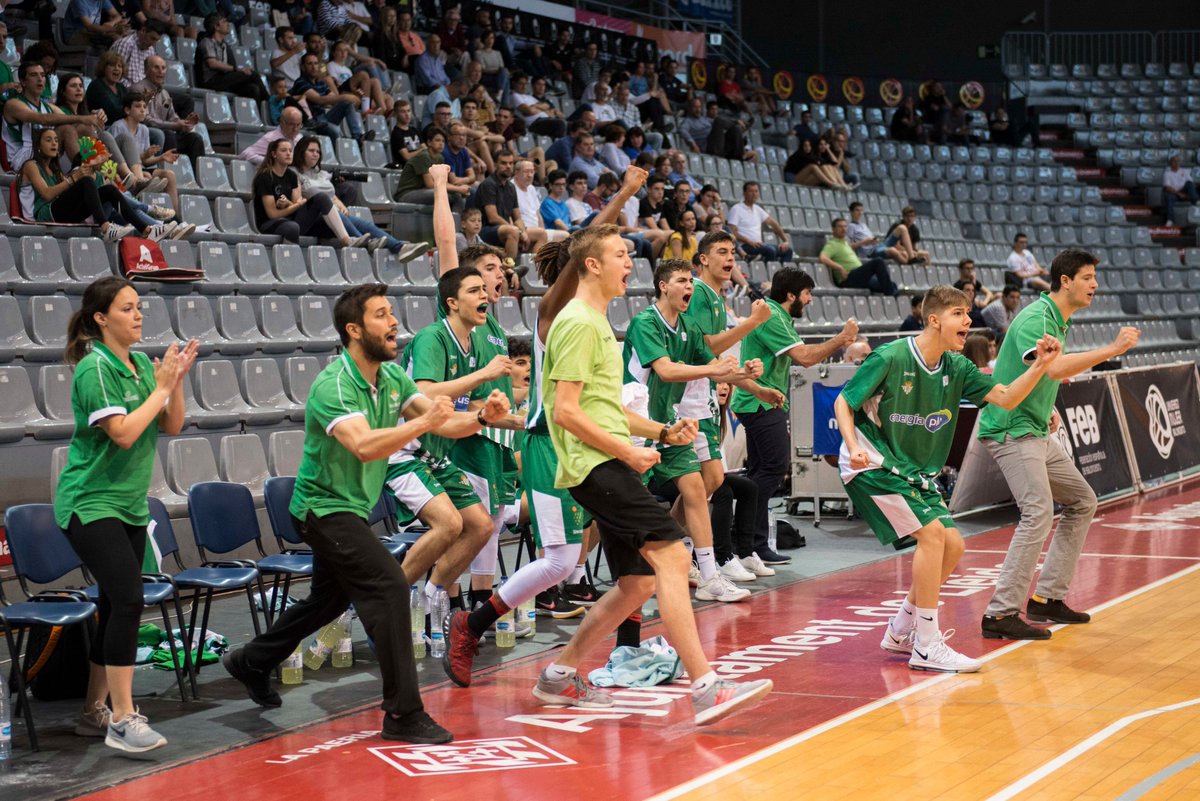 manuel9suarez's tweet photo. Hoy, tras 48 horas intentando asimilarlo, puedo decir con ORGULLO que el trabajo de una temporada entera nos ha llevado a ser BRONCE en el Campeonato de España Cadete. 

Desde el primero hasta el último, ¡GRACIAS, GRACIAS Y GRACIAS! 🙌🥉🏀💚 https://t.co/WWMOgx4IFn