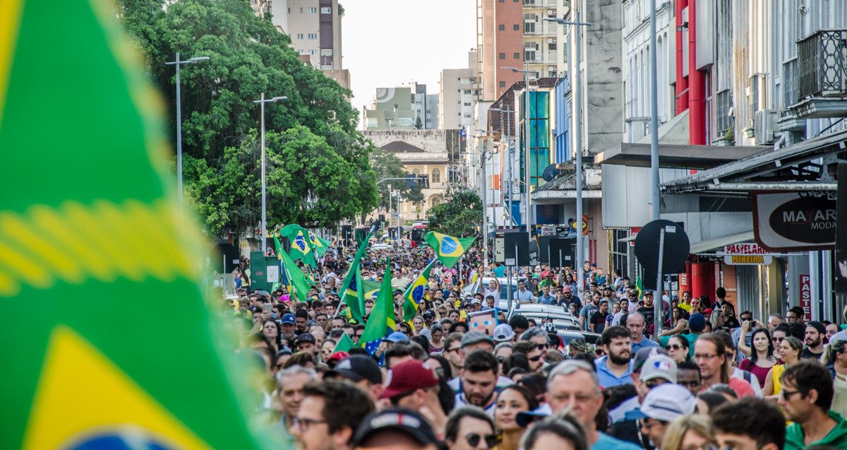 margasantana's tweet photo. @TvBandnews Vamos mostrar os Brasileiros nas manifestações lindas  que ocorreram no país ontem. Cadê? Pq querem manipular o povo? Essa aconteceu em Joinville-SC. https://t.co/WSTO1Bdnnz
