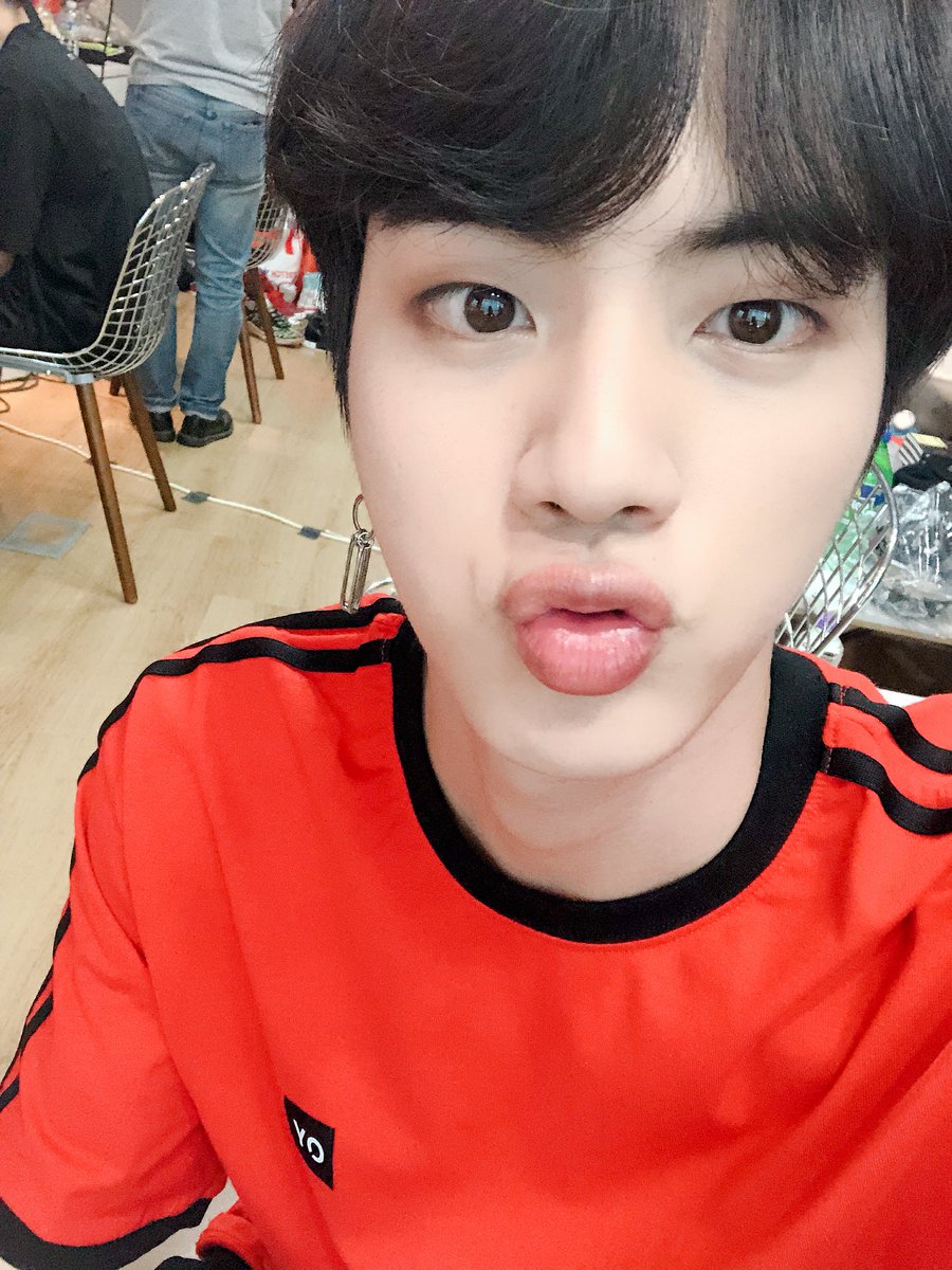 corner_bts's tweet photo. 빌보드 200 1위.. 일어나자마자 이런 좋은 소식 접하게 해줘서 너무 고마워요 신기하기도하고 되게 얼떨떨하네요ㅠㅠ 저희 노래 들어주신 모든 분들께 감사드립니다! 앞으로도 열심히 할게요! https://t.co/JPbMfp6Whj