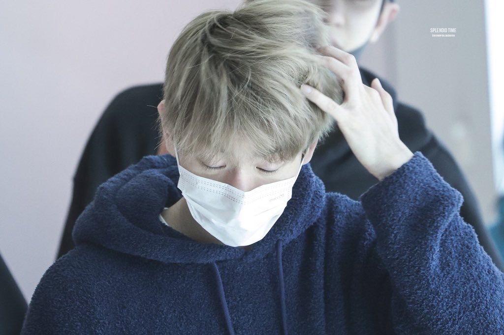 baekhyun's hair tweet media