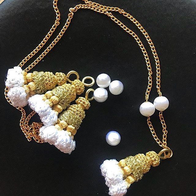 Toroshopping's tweet photo. Nuestra diseñadora de moda y complementos @bysilviabarca está preparando maravillosos collares con machos de torero para que pronto puedas lucirlos de feria en feria💄 #modataurina #modaespañola #collares #blancoyoro https://t.co/XHm8w0JjLM #Toroselfie #productosTS https://t.co/vr6DScG9Uu