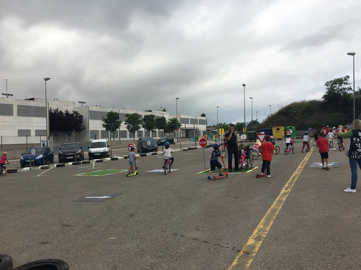 FerreriesPalafo's tweet photo. Avui els de 1rA comencen les sessions d’educació viària en el parc mòbil de @PLPalafolls. Després ho faran els de 3r A, B, C. @AjuntamentPLF @SSTTMVO @crpaltmaresme https://t.co/g33ocVhHO0