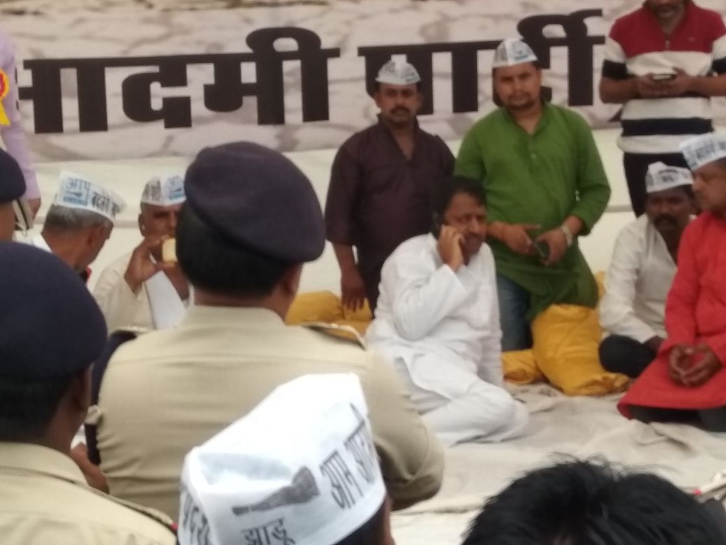 AAPMPOfficial's tweet photo. आज अनशन का तीसरा दिन है, @iAlokAgarwal जी को किसानों, आमजनों और सामाजिक हस्तियों से मिल रहे समर्थन से @ChouhanShivraj की बैच��निया बढ़ गई है।

उन्होंने शांतिपूर्वक चल रहे अनशन को ख़त्म करवाने का काम तेज कर दिया, पुलिस भेज दी है, अनशन स्थल को पुलिस छावनी में तबदील कर दिया है। https://t.co/aOSpIB16ml