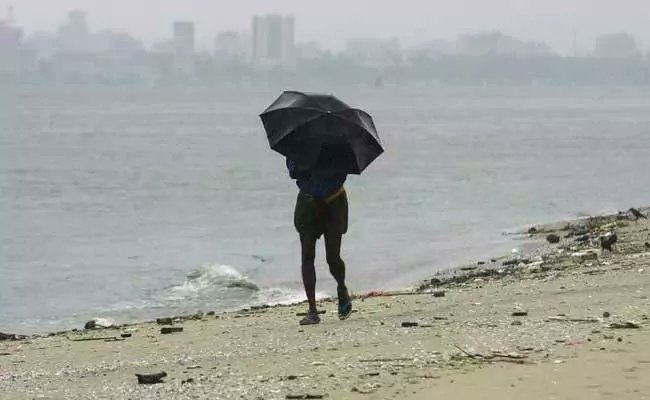 ndtv's tweet photo. Heavy rain, squall alert in Kerala, fishermen advised to stay away from sea https://t.co/k0qpXe6xaB https://t.co/2gWhL8oVt9