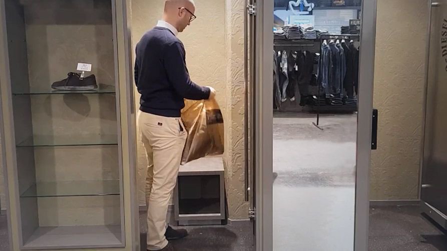 ShopguardGlobal's tweet photo. Wonder how easy it is to steal a pair of expensive jeans with a magnet? Not with Apparelguard: https://t.co/hKG3VVnKwG https://t.co/QSXh20OuJC