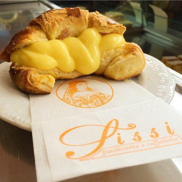 TheBestRent's tweet photo. ☺️😋 Il lunedì è subito #caffè, prepariamoci ad una lunga settimana! Questa settimana vi consigliamo la Pasticceria Sissi a Milano, con squisiti croissant ripieni! 😋😍
#thebestcoffee #monday #Milano https://t.co/G6kcOk8n3d
