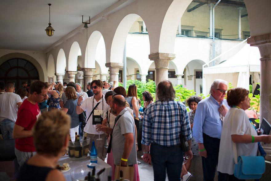 BorderWineItaly's tweet photo. Pronti alla seconda giornata di #borderwine2018? Alle 10 in punto apriremo le porte del #Salone, vi aspettiamo tutti, prioprio tutti, al Monastero di Santa Maria in Valle, #cividaledelfriuli. 
#friuli #friuliveneziagiulia #fvg # #vinonaturale #degustazione Foto: Giulio Magnifico https://t.co/STI4tMAqDC