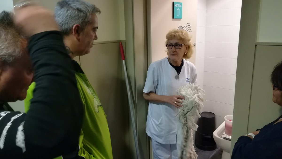 CFPMaresme's tweet photo. Avui som de visita a l'Escola Oficial d'Idiomes del #Maresme amb els alumnes del curs de neteja del CFP. La Mari de #masterclean els explica la seva feina de manteniment diari de l'edifici. https://t.co/23Qoa9w8O3
