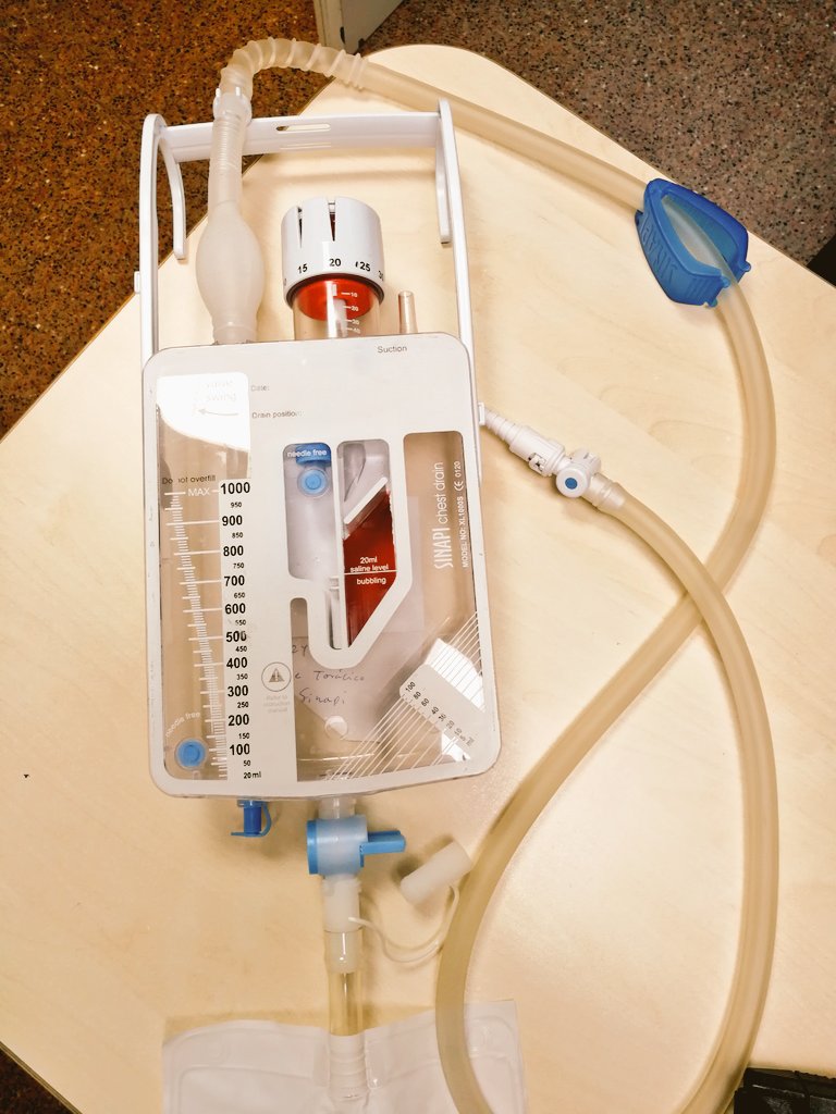 readelchuac's tweet photo. Hoy nos han traído un drenaje pleural que en vez de cambiarlo se vacía!! Será útil para nuestros TX Pulmonares?
#picc #piccteam #readelchuac #pleurevac #drenajepleural #enfermeria #nurse #newproduct #innovación https://t.co/zL8ijepfYl