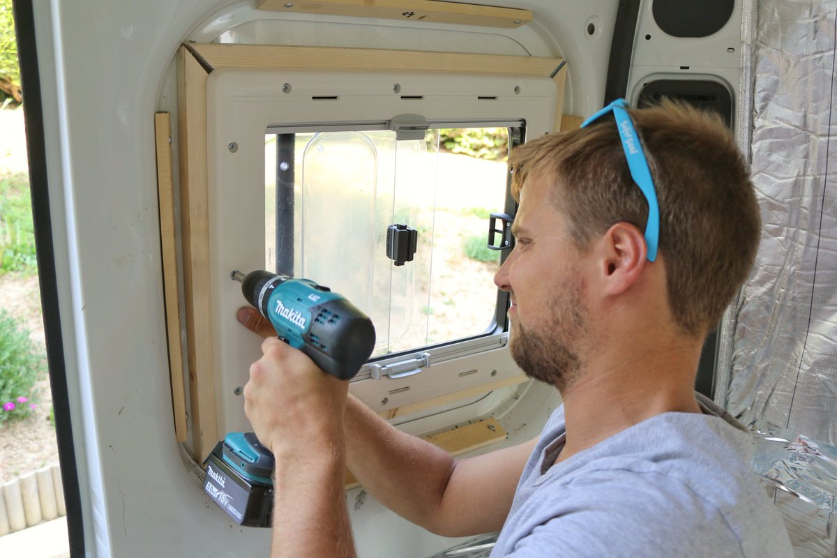 threevanlifers's tweet image. Après 7 jours de travaux : L'isolation est terminée, les meubles hauts sont fabriqués et installés puis nous avons installée 4 fenêtres sur 7 💪. 

Nous allons pouvoir commencer l'électricité en attendant de recevoir nos dernières fenêtres ! #passionlivraison #passionretards