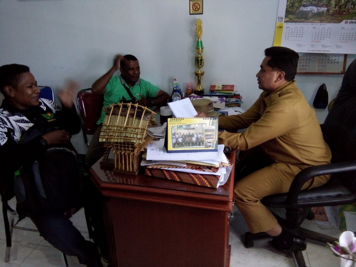 Dedamartha's tweet photo. PENYERAHAN DOKUMEN RKPK &amp; APBK 166 KAMPUNG KAB PEGUNUNGAN ARFAK TA.2018 &amp; DOKUMEN LPD DD TAHAP II TA.2017 KE BADAN KEUANGAN PEGAF.,.

JADWAL PENCAIRAN DD TAHAP I (20%) TA.2018 166 KAMPUNG PADA TGL 31 MEI S/D 7 JUNI 2018., 
@EkoSandjojo 
@jokowi 
@jeffrykareth 
@KEMENKEU https://t.co/27C6VLOVdm