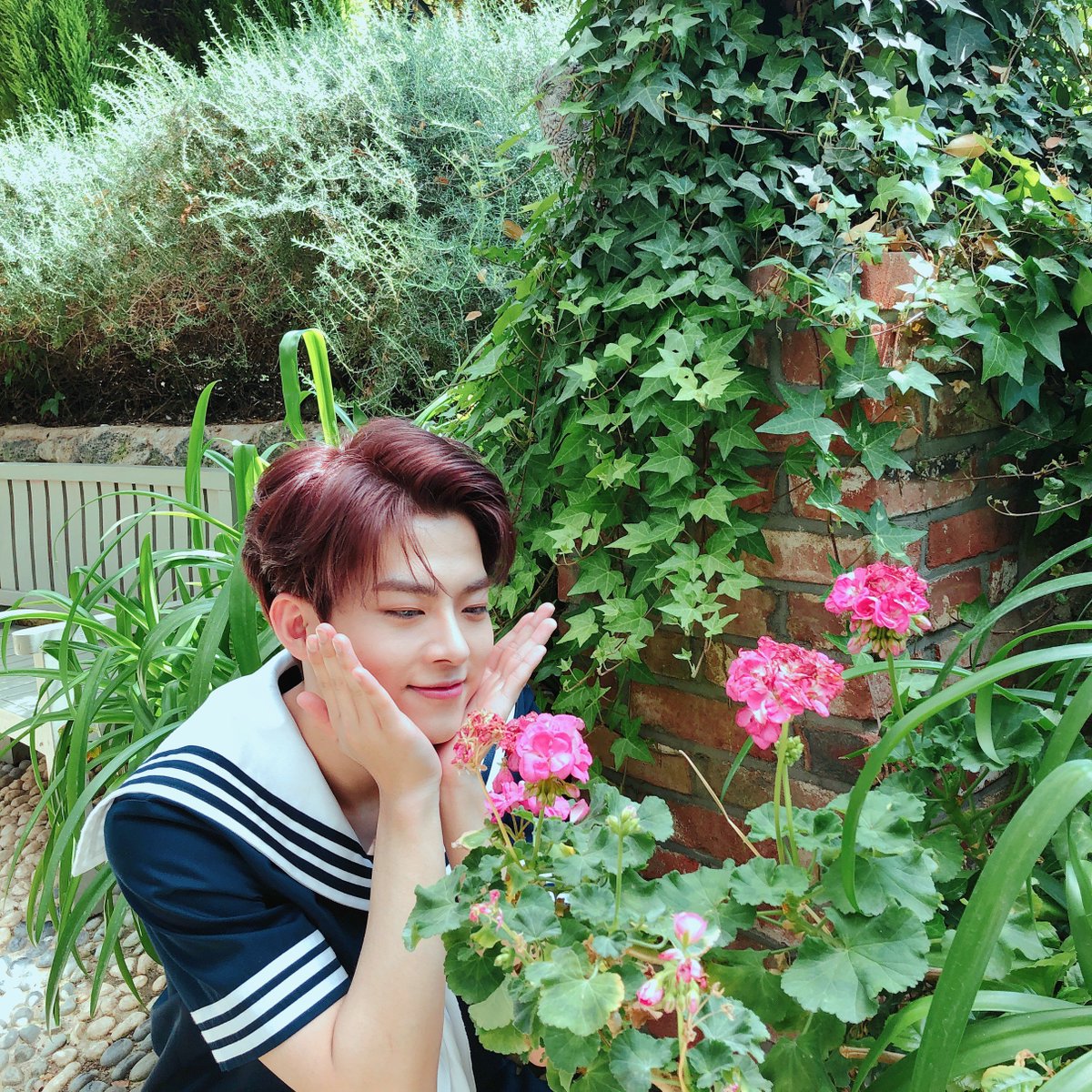 VICTON1109's tweet photo. [#빅톤] 앨리스의 월요병 퇴치를 책임지는 세라빅토니 사진 공개!💙💛
흩날려간 꽃잎 찾으러간 세세, 병아리, 숩숩이.jpg

#VICTON #오월애 https://t.co/uj5mx0pwem