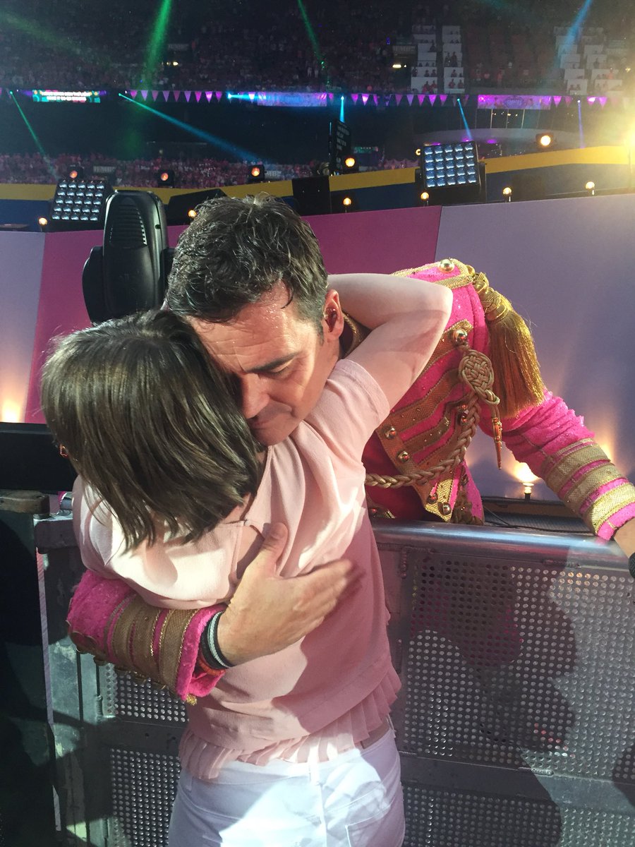dagmarbol's tweet photo. Lieve @jvdboom, bedankt dat je de avond van haar leven helemaal compleet hebt gemaakt 💕 Je bent echt een topper!! #TOPPERS2018 #jumbo @JumboKoornneef https://t.co/faxTYdP7M4