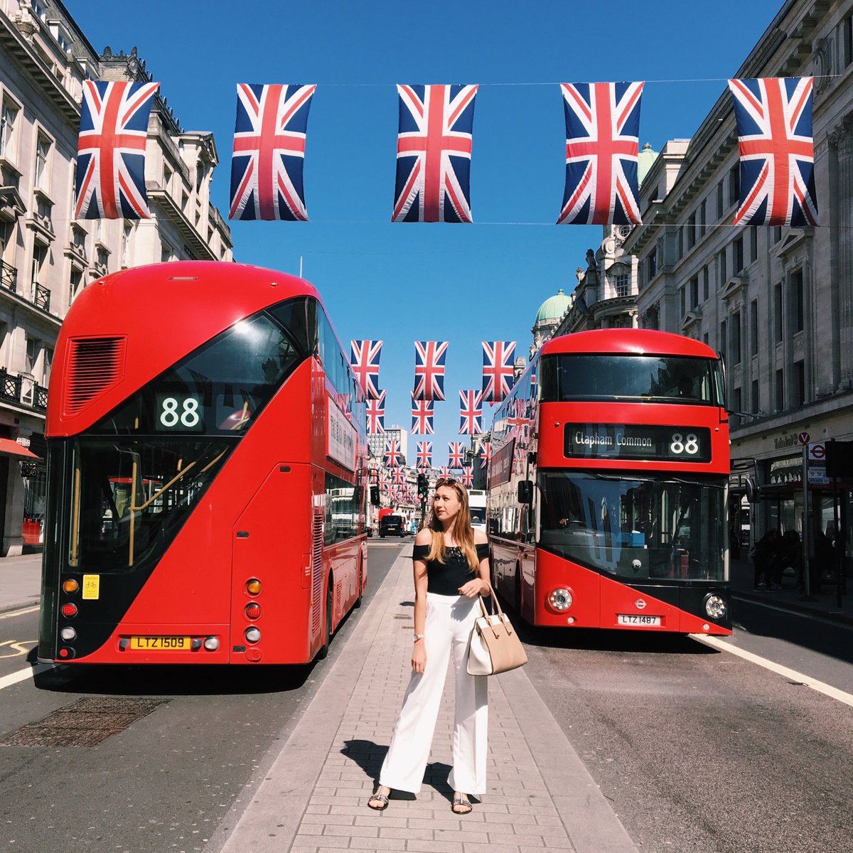 _melissaclaire_'s tweet photo. Who watched the royal wedding last week?? 🇬🇧💍❤️

 #London #londonblogger #travel #travelbloggers #travelblog #fashion @BBlogRT @FemaleBloggerRT @travelbloggerES @travelingspots @londonblogpals #traveling @LovingBlogs @BloggersTribe https://t.co/0Hdzbuz6IC