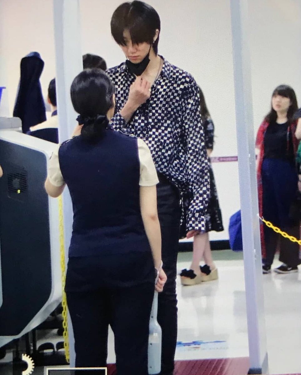 minghaours's tweet photo. I wish nothing but to be that officer lady...

Look at Minghao being tall and perfect 😢 https://t.co/oIQXdQDSPs