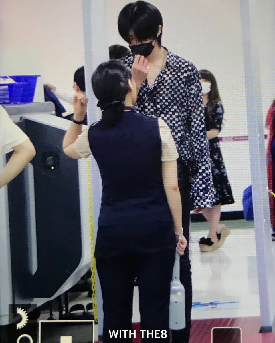minghaours's tweet photo. I wish nothing but to be that officer lady...

Look at Minghao being tall and perfect 😢 https://t.co/oIQXdQDSPs