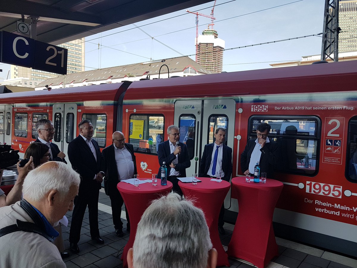 franknagel_de's tweet photo. Feier 40 Jahre S-Bahn Rhein-Main in #Frankfurt - #RMV #DB #Regio #S_Bahn #FrankfurtRheinMain #ET423 #423_385 https://t.co/vumZquxZWI