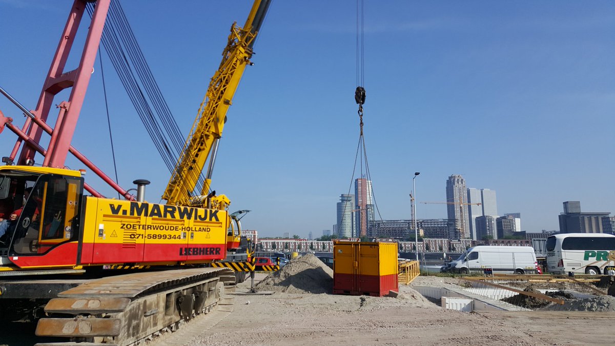 HDienst's tweet image. #vanmarwijkkranen 
Opbouwen van een #LR1130 in Rotterdam. Mooi plek om te werken #vergeerbouw