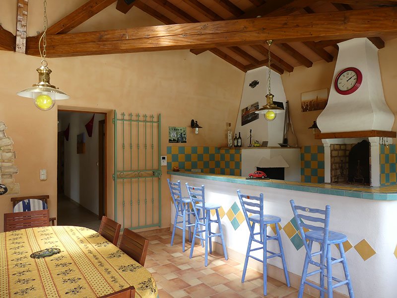 guru_london's tweet photo. #propertyoftheday I just love this summer kitchen/bar and dinning area. Technically it’s a kitchen but I see a bar 🙄 
#provence #forsale #summer #france 

https://t.co/J7JiO1YaIt https://t.co/QlRUOoAwtH