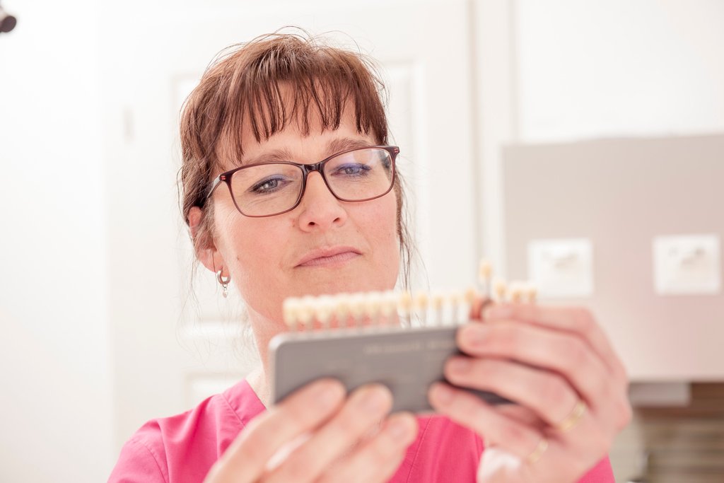 ZahnundArt's tweet photo. Zahnfarbe ist nicht gleich #Zahnfarbe. Auf feinste Nuancen kommt es an. 

#teeth #dentist #zahnarztpraxis #dental #tooth #zahnarzt #ästhetik #dentistry #zähne #schönezähne https://t.co/2l7dHP7PyS
