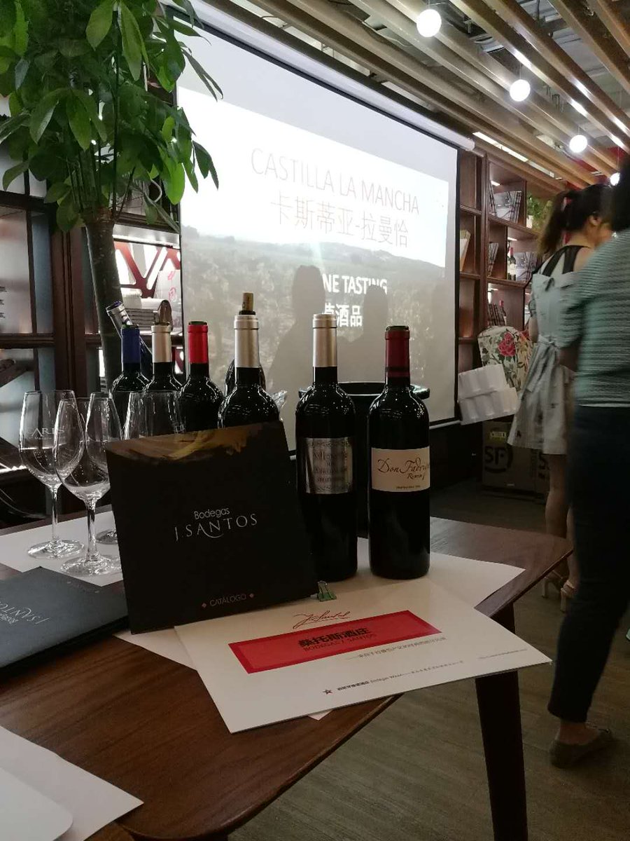 BodegasJSantos's tweet photo. Presentation of our wines in Beijing (China). Happy Monday to everyone!! https://t.co/wqLrCczKun