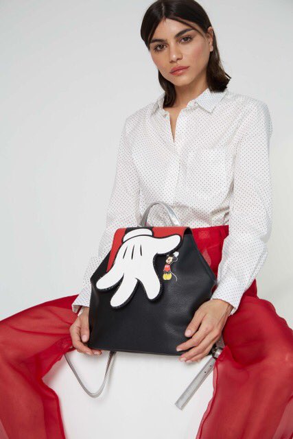 Redstringtecno's tweet photo. Cuando veas nuestra editorial con la nueva colección de bolsos de #Mickey y #Minnie te daremos muchas ideas de cómo combinarlos. Envuélvete en la magia de estos dos ratoncitos con sus bolsos, mochilas y monederos, una línea llena de fantasía, chic y con estilo que promete https://t.co/QfJLDJM0G0