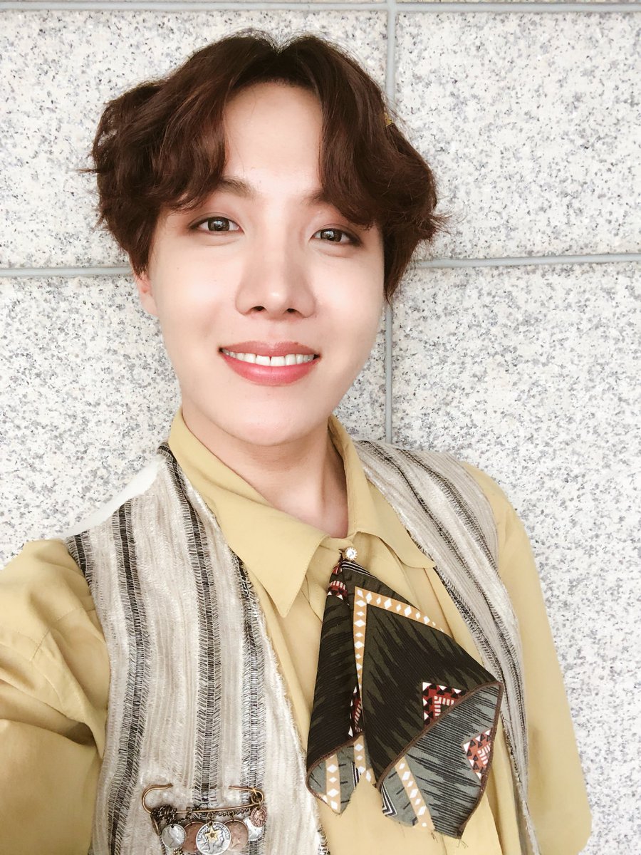 corner_bts's tweet photo. 아침부터 기쁜 소식!!! 정말 감사해요 여러분⭐️😊☺️⭐️ #jhope https://t.co/Jf4zb8oqPI