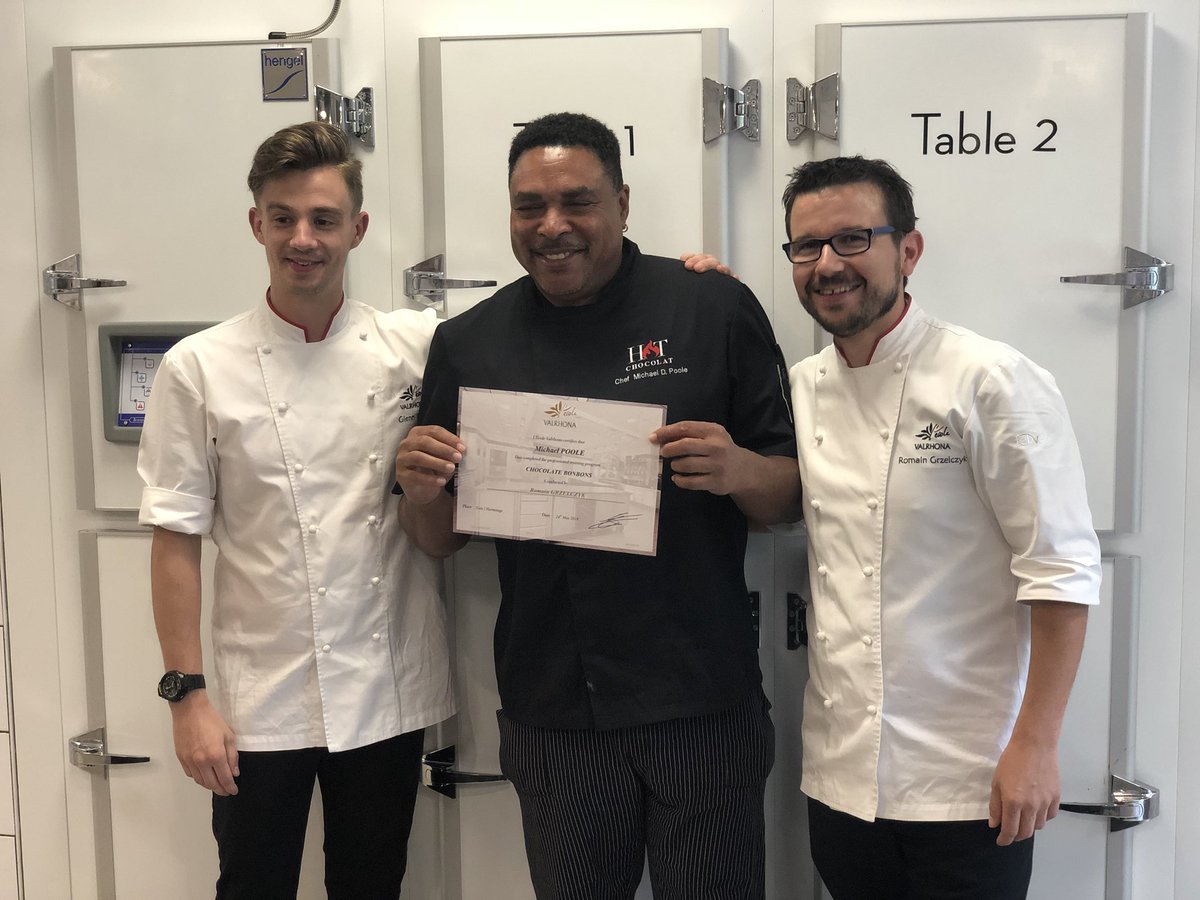 HotChocolats's tweet image. #Chocolatebonbon class #EcoleValrhona #Tainlhermitage #France #chocolat #chocolate #Pastrychefs #chocolatiers #cheflife