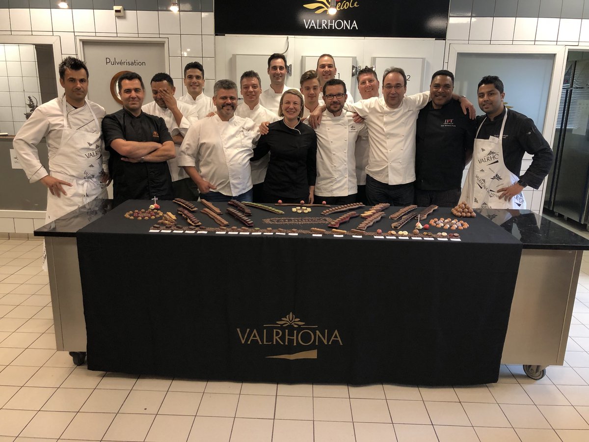 HotChocolats's tweet image. #Chocolatebonbon class #EcoleValrhona #Tainlhermitage #France #chocolat #chocolate #Pastrychefs #chocolatiers #cheflife