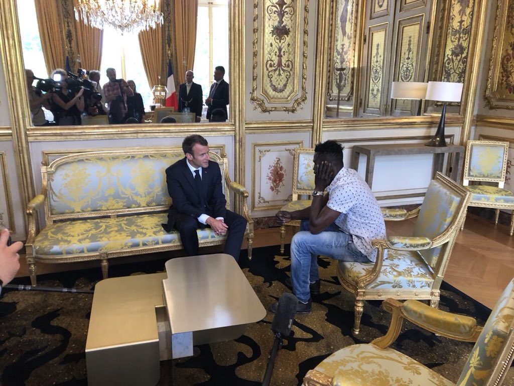 Il aura fallu qu’un homme courageux escalade un immeuble et sauve la vie d’un enfant au péril de la sienne pour qu’une partie de la France se rappelle qu’un migrant est d’abord un être humain 
#MamadouGassama