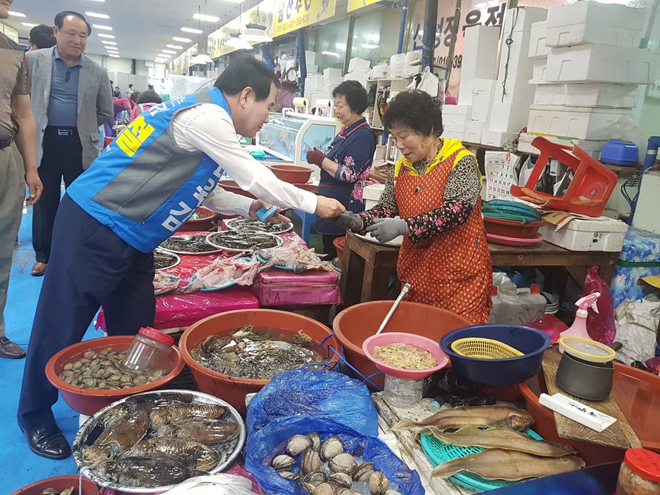 sarameul's tweet image. 어제 서천 5일장, 장항 꼴갑축제에 다녀왔습니다.

충남교육청은 서천교육청과 서천군, 시민사회 단체와 함께 힘을 모아 행복교육지구 사업을 활발히 추진하고 있습니다.

재선된다면 마을교육공동체를 통해 지속가능한 지역교육을 만드는데 더욱 최선을 다하겠습니다.

#약속을지키는 #충남교육감후보