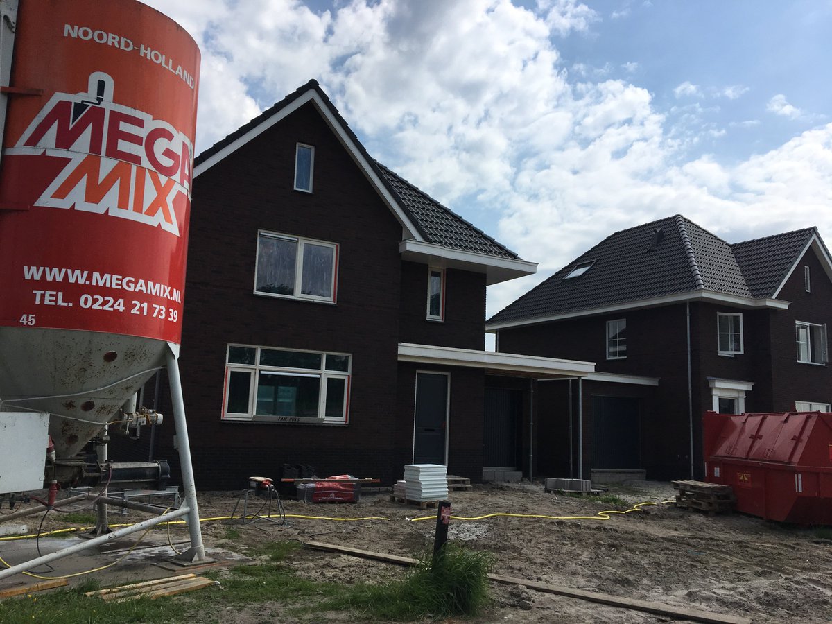 FlevoGolfResort's tweet photo. De bouw van fase 4 is in volle gang. Bent u geïnteresseerd naar alle mogelijkheden, hoe uw woonwensen werkelijkheid kunnen worden? Bel ons op 0320 264 175 of kom langs bij ons verkoopcentrum aan de Parlaan 2 in Lelystad. #flevogolfresort #dopmakelaars #flevoland #wonenaanhetwater https://t.co/y0v7MByPF1