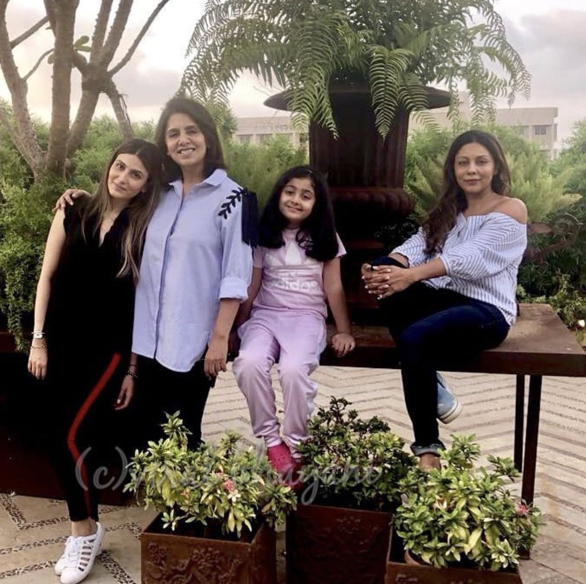 Srkcfc On Twitter Snapshot Gaurikhan Clicked With Neetukapoor Her Daughter Riddhimakapoor Her Grand Daughter Samaira Earlier Today At Gauri Khan Designs Store In Mumbai Via Https T Co Ljw1wqk3oz Https T Co Mm0nhiarih twitter