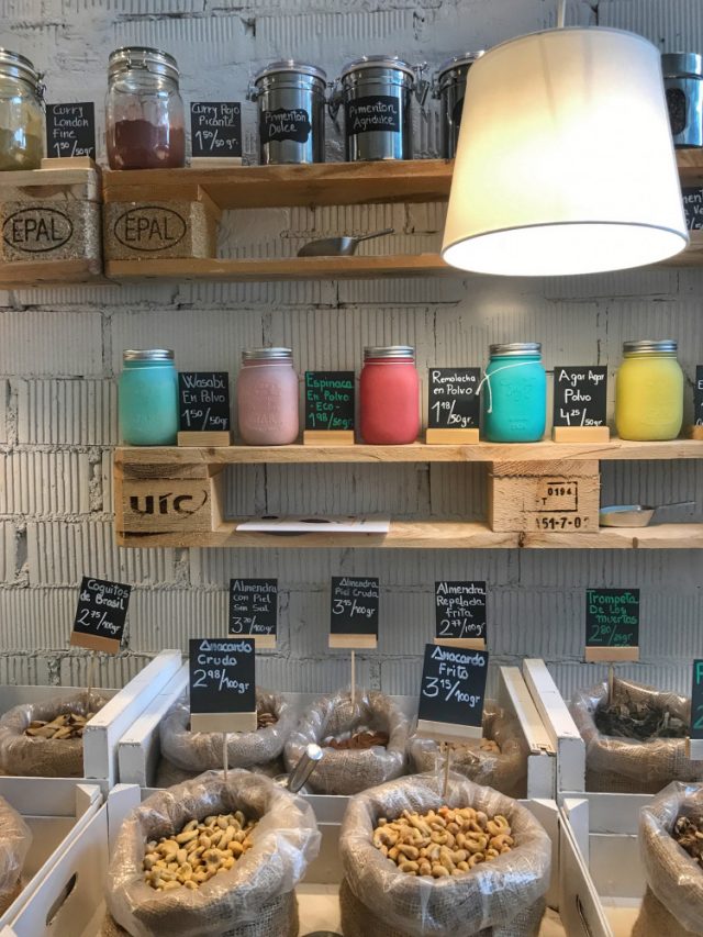 SistersCity's tweet photo. Amantes de la compra a granel, productos naturales y sabrosos, si todavía no conoces @pepitaygrano en el Antiguo, os enseñamos este precioso local con más de 300 productos realmente sorprendentes. https://t.co/EZZrGZhLm9 #compragranel #zerowaste #sinplastico #Donostia https://t.co/yZGHxcGmZ2