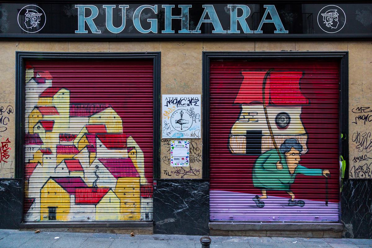 Gentrificación, vejez y vivienda, temas en la obra que H2O plasmaron en la calle Corredera durante #PintaMalasaña