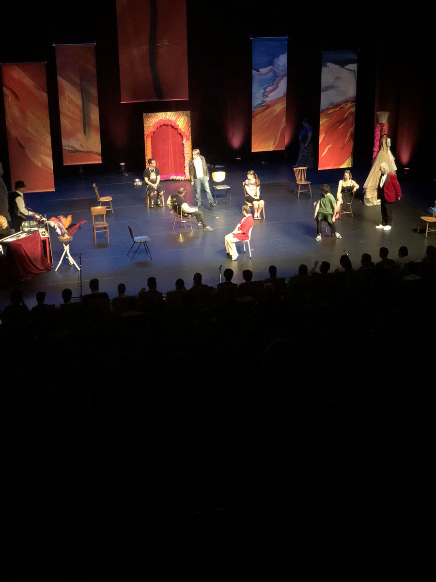 klaasse's tweet photo. @StichtingCB speelt ‘Heartbreak Hotel’ in een volle Phiilipszaal @Parktheater voor leerlingen VSO scholen Eindhoven en omgeving. https://t.co/ue8YrLEfVv