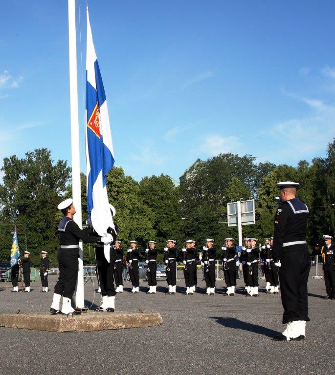 100-vuotias #suomenlippu liehuu joka päivä merivoimien yksiköissä maalla ja merellä. #liputan #flaggar #merivoimat100