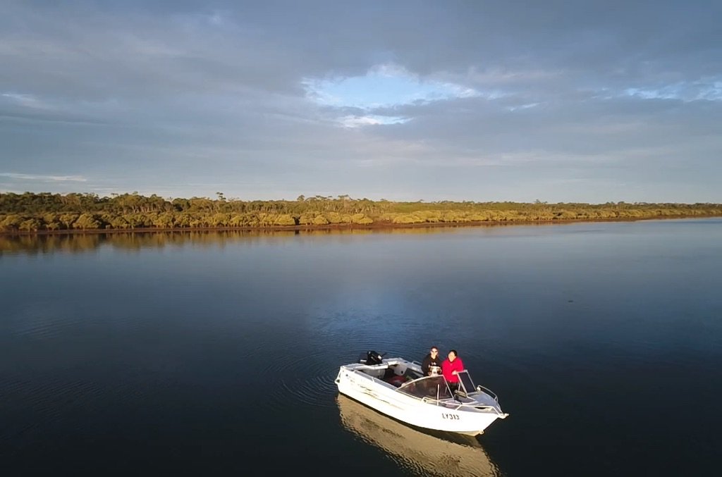 DrVanessaWong's tweet image. It's fieldwork time! And a great afternoon out on the boat at Warneet scoping out new sampling sites with @MightyMangrove 
#fieldwork #mangroves #sandbars #mudislands #estuary @MonashEAE
