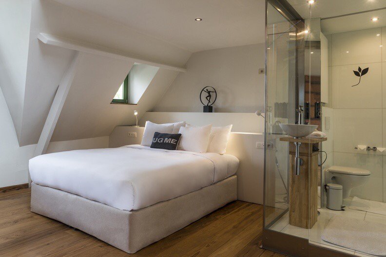 heirloom_ddl's tweet photo. Looking for a nice place to stay while in Ghent ? 🇧🇪
The beautiful Duplex Suite at @HouseOfTrade_ is exceptionally with rates starting from €114 ! Don't miss your chance 😌

Contact us to book your stay:
☎️ +32 477 78 64 60
📧 stay@heirloom.be
🌐 https://t.co/ve2rBfLgMx https://t.co/MyK3BCv52i