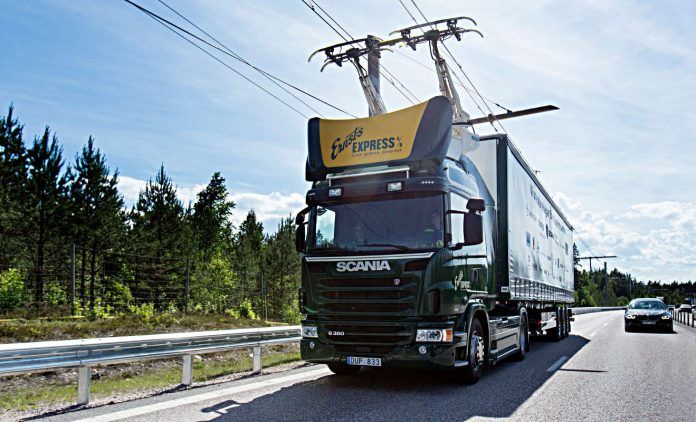 autogazette's tweet image. Grünes Licht für #Pilotprojekt mit Oberleitungs-Lkw von #Scania #Elektro #Strom #Autobahn @ScaniaDE buff.ly/2J7ogPt
