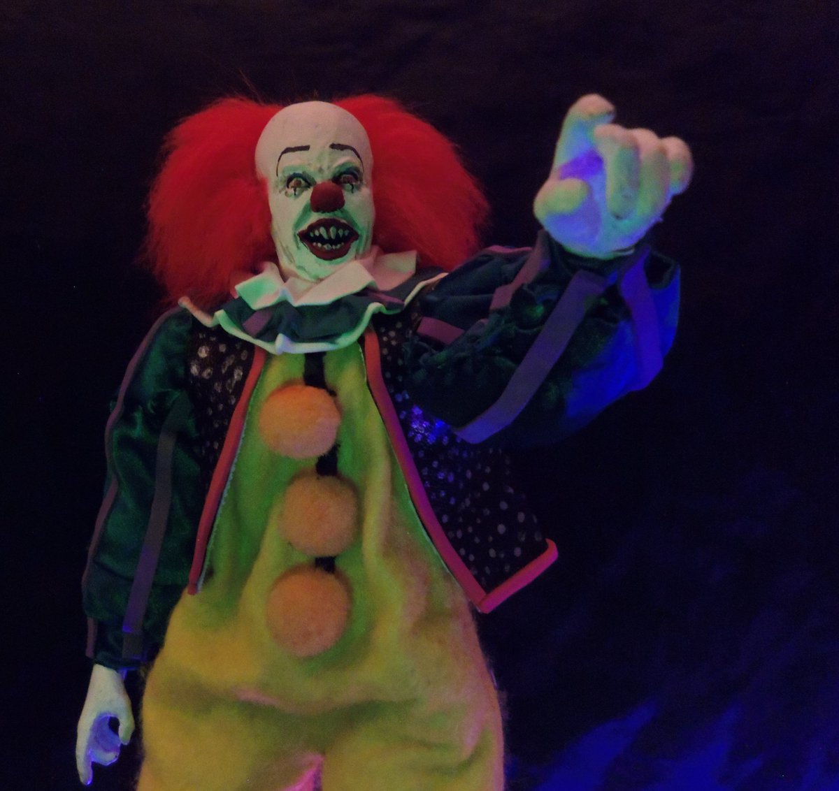 ESCC_official's tweet photo. Tim Curry as Pennywise 1/6 scale figure. From the 1990 horror classic, Stephen King's IT. This figure comes with full fabric outfit, ballons and interchangable monster hands.
#timcurry #stephenkingsit #horror #horrorart #moviefigures #Fangoria #pennywisetheclown #12inchfigure https://t.co/74wRrVGuBj