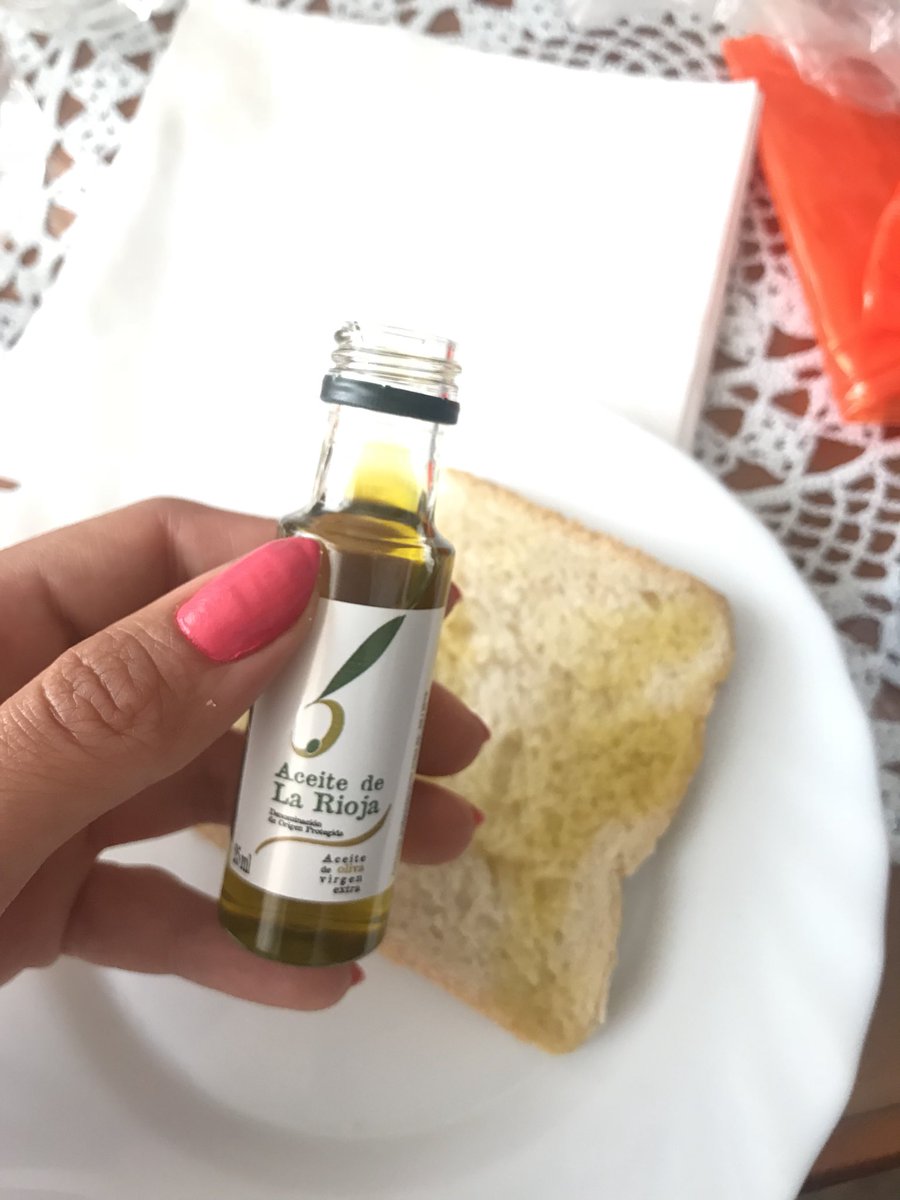 Pan con aceite para empezar el lunes 💪🏽 <a href="/AceitedeLaRioja/">Aceite de La Rioja</a> #bcntb5 #mylloret #aceitedelarioja