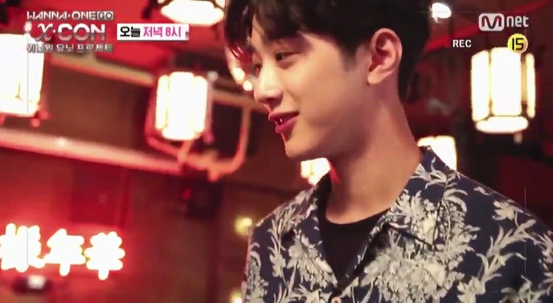 klswr_'s tweet photo. จ้องรูปนี้อยู่นานมาก มัวแต่คิดว่าต่อไปในอีกสิบปีหรือยี่สิบปีถ้าวันนึงน้องแต่งงานเขาจะใช้สายตาแบบไหนมองเจ้าสาวของเขา แล้วผู้หญิงคนไหนจะโชคดีที่โดนสายตาของควานลินมองเขาใส่ชุดเจ้าสาวในวันแต่งงานวะ ฮืออออ กุมหัวใจ #wannaone  #KUANLIN https://t.co/K8YMVn5bRQ