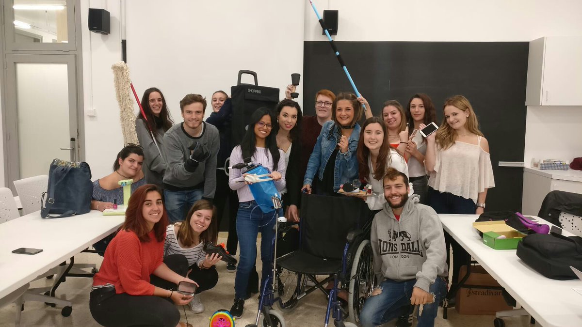 El passat divendres els alumnes de #TeràpiaOcupacional  amb el profesor Nestor Aparicio van presentar les seves adaptacions, algunes van ser realitzades amb una impressora 3D.