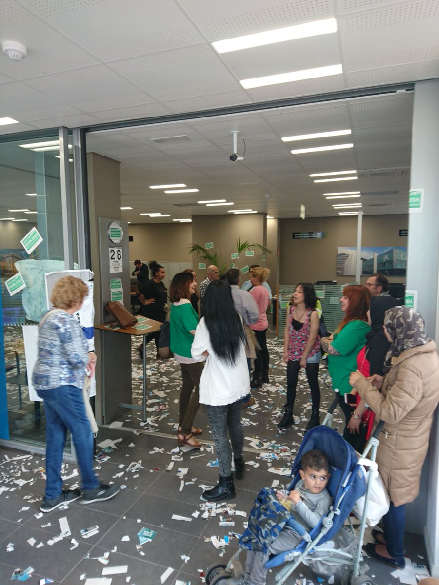 PAHC_Sabadell's tweet photo. Estem a l'oficina de La Caixa @infocaixa del C/Tres Creus exigint que parin el desnonament del nostre company Santi. Han venut el pis a un fons voltor i no ens donen solució. Doncs no marxarem fins que el desnonament estigui parat! Totes aquí i a donar suport!
#SantiSeQueda https://t.co/2ffEg3jMEb