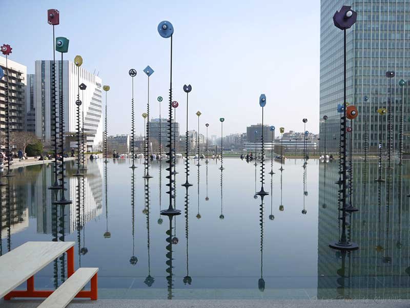 Aujourd'hui, lundi, nous sommes près des bassins Takis à <a href="/ParisLaDefense/">Paris La Défense</a>