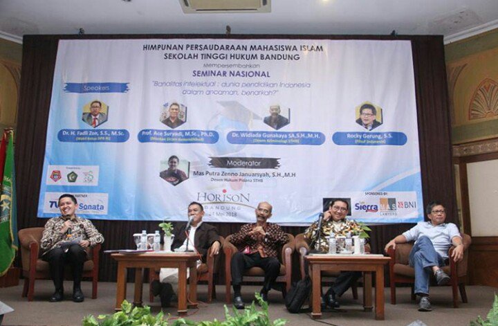 Seminar Nasional dengan tema "Banalitas Intelektual: Dunia Pendidikan Indonesia Dalam Ancaman, Benarkah ?" 

Semoga dengan terlaksananya kegiatan ini dapat bermanfaat dengan ilmu yang di dapat.
#fadlizon #rockygerung #semnasnasional #sthb