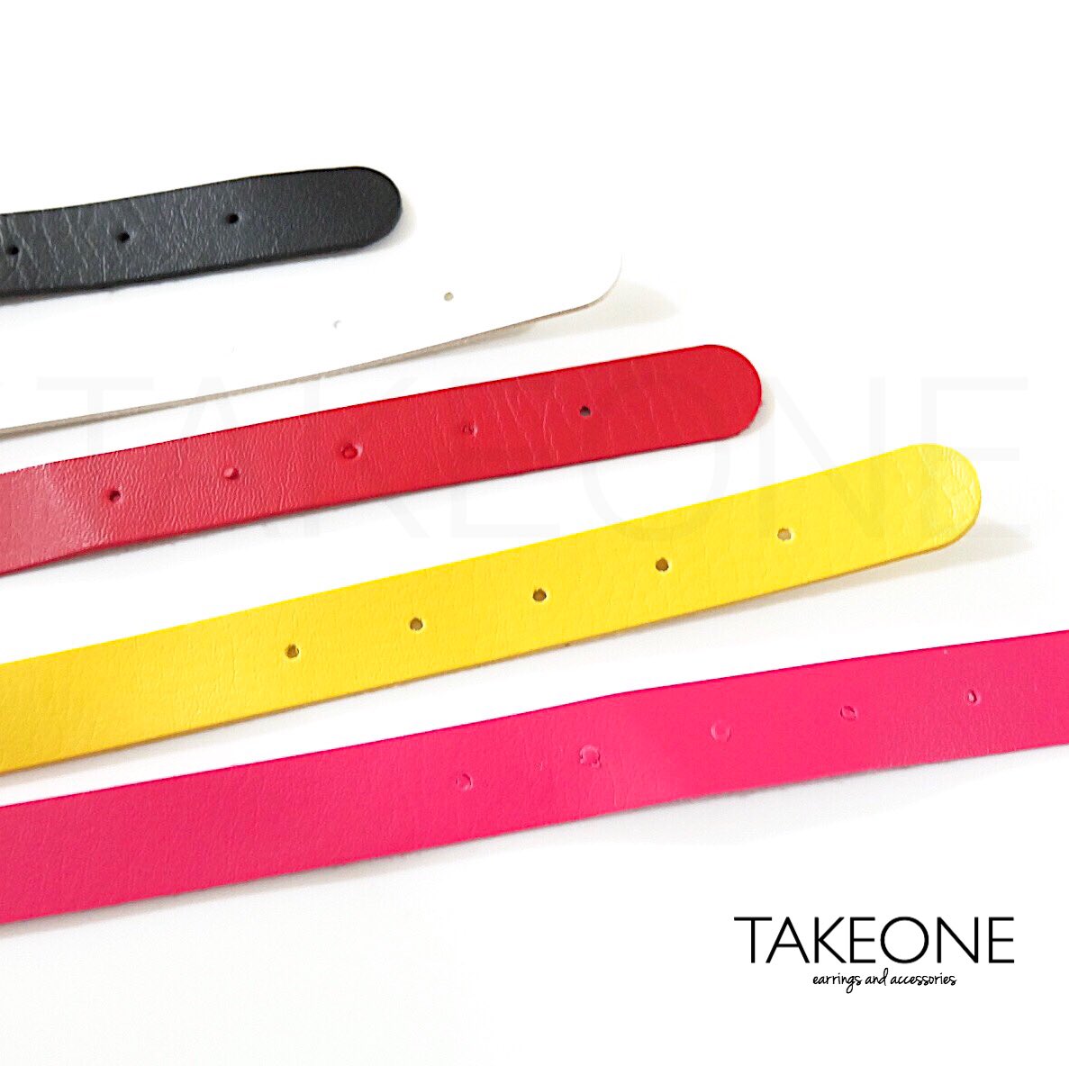 Takeone_shop's tweet photo. ♥️🖤Choker หัวใจมาใหม่จ้า🖤♥️
• หัวเหมือนเข็มขัด
• ความยาว 40 cm
• ปรับขนาดได้ 5 ระดับ 
• คอใหญ่ไม่แนะนำให้ใส่น้า 

PRICE | 100 THB / เส้น 
Line | @takeone
....
#takeone_necklace #choker https://t.co/FDMyKMPiLj