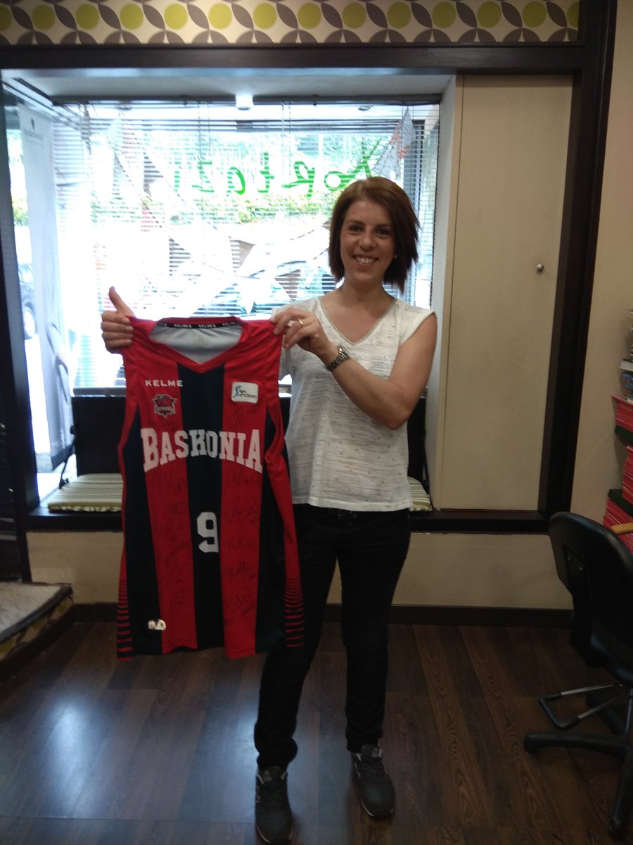 SaveChildrenEus's tweet photo. ¡Enhorabuena @patrihf8! Ya es tuya la camiseta firmada por todos los jugadores de @Baskonia Gracias por participar en nuestro concurso y gracias a Baskonia por apoyar a la #infancia #GenteSave #GoazenBaskonia https://t.co/fIAuK0fOJw