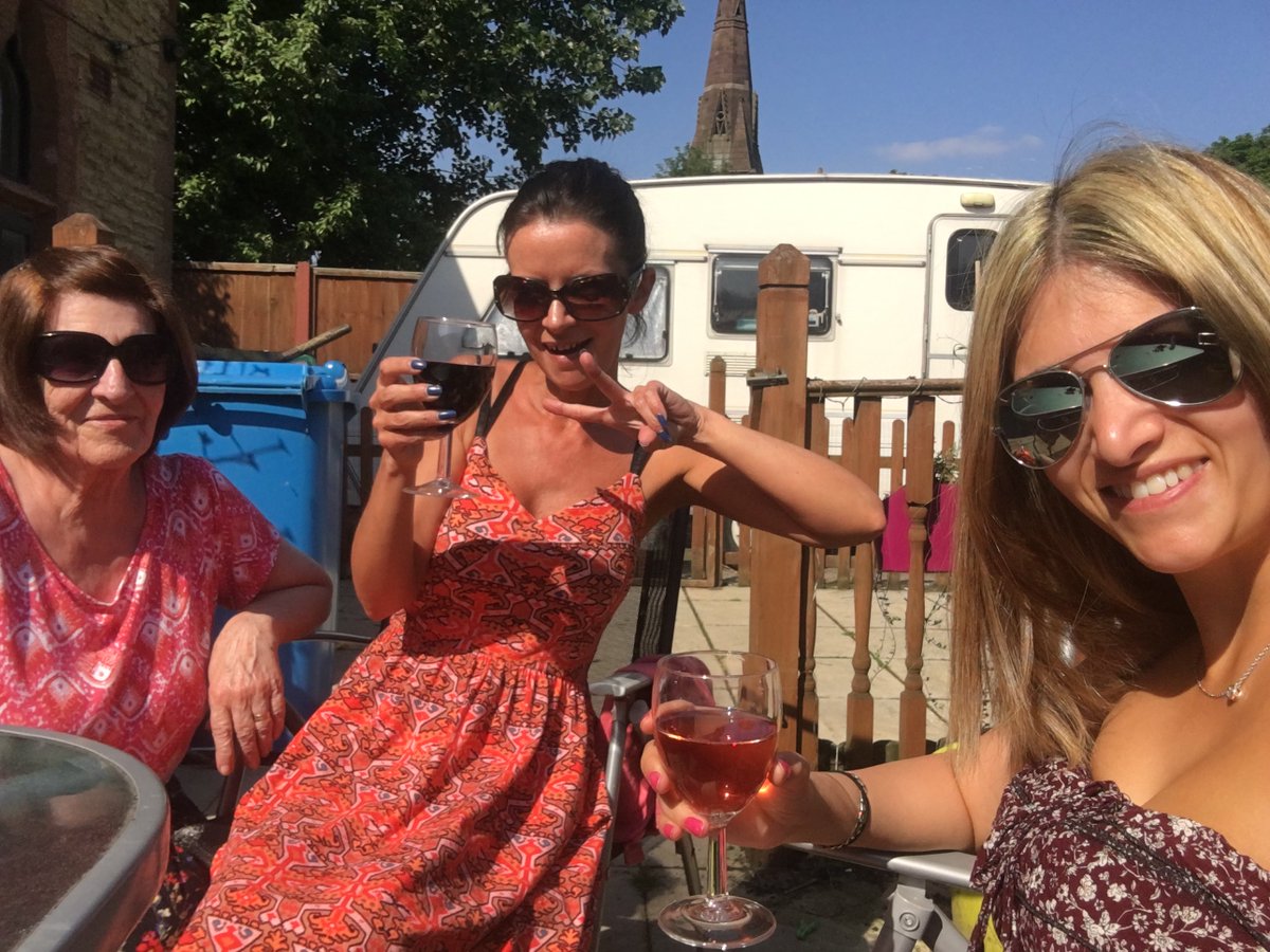 inigma66's tweet image. Enjoying a drink whilst we wait for glue to dry #Weddingprep #Notlongnow #AllFun #Awesome #WakeUpWithASmile #Friends #Happytimes